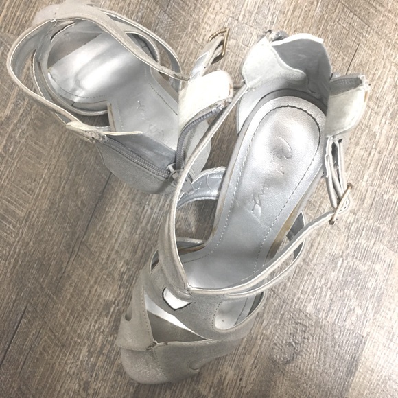 EUC Soft Silver Grey Sexy Strappy Open-Toed Heels - Picture 6 of 6